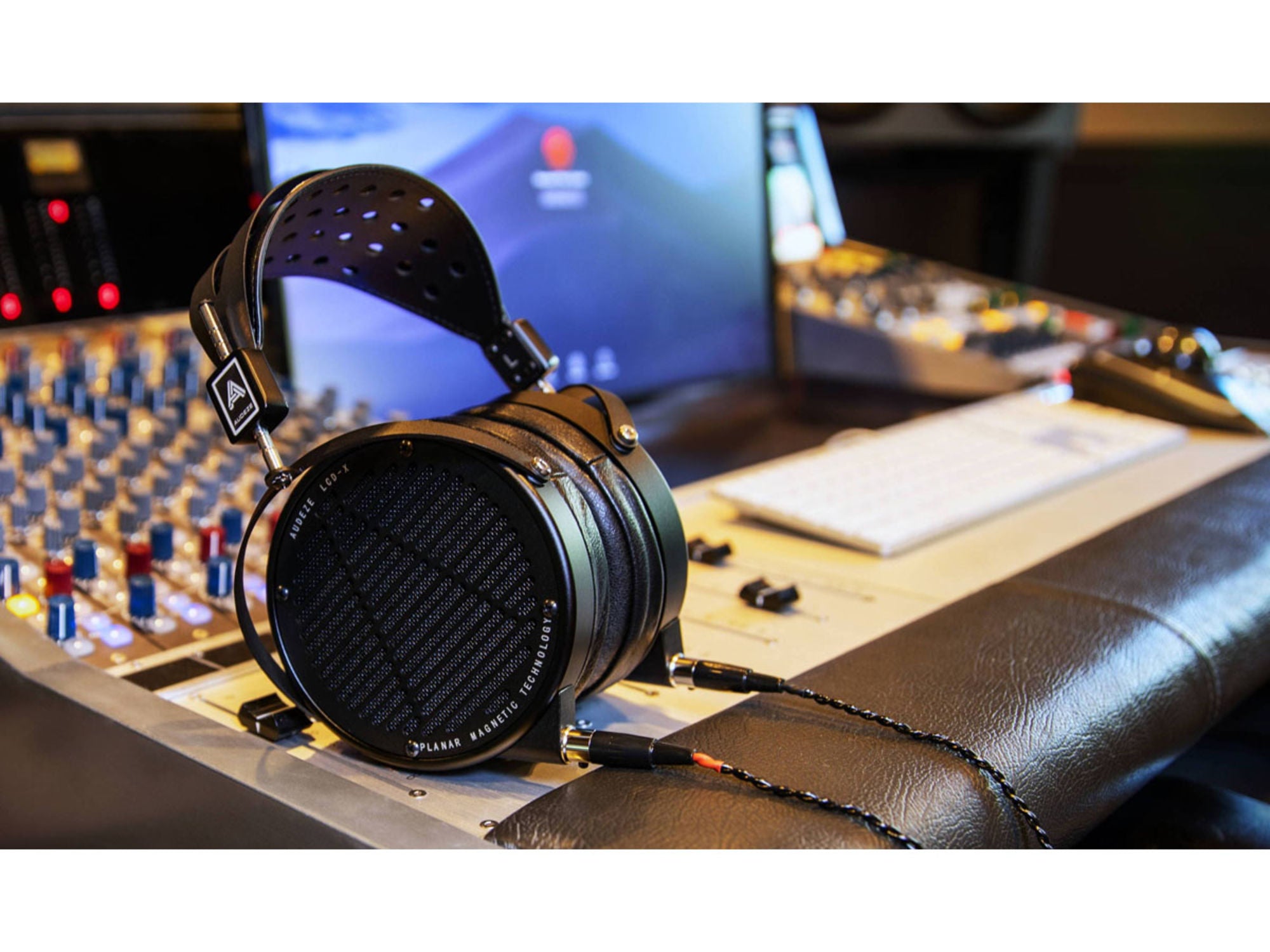 Audeze LCD-X (Etui Premium - XLR 4 broches (1;9 m) - Adaptateur XLR 4 broches vers jack 6;35 mm - Adaptateur mini-jack)