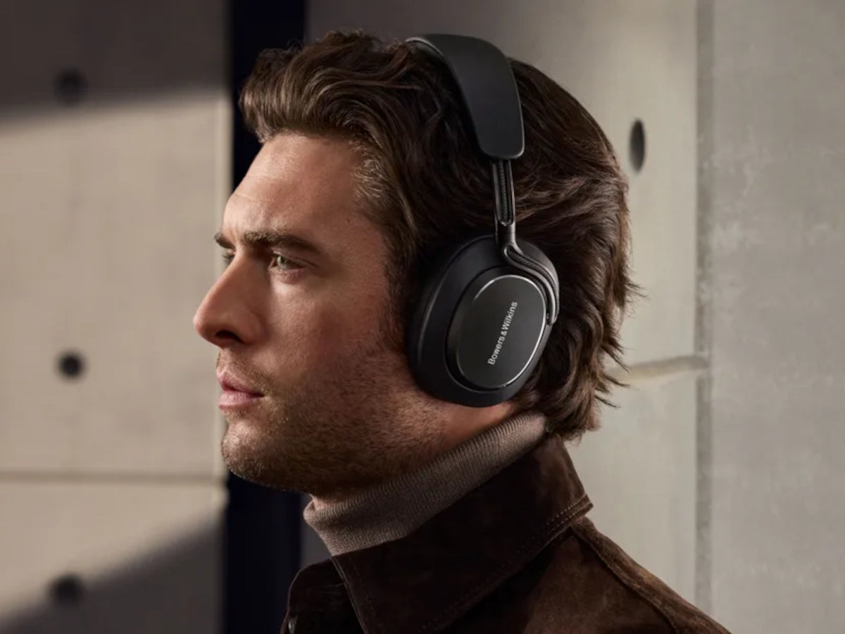 Bowers & Wilkins PX8 S2 Black lifestyle