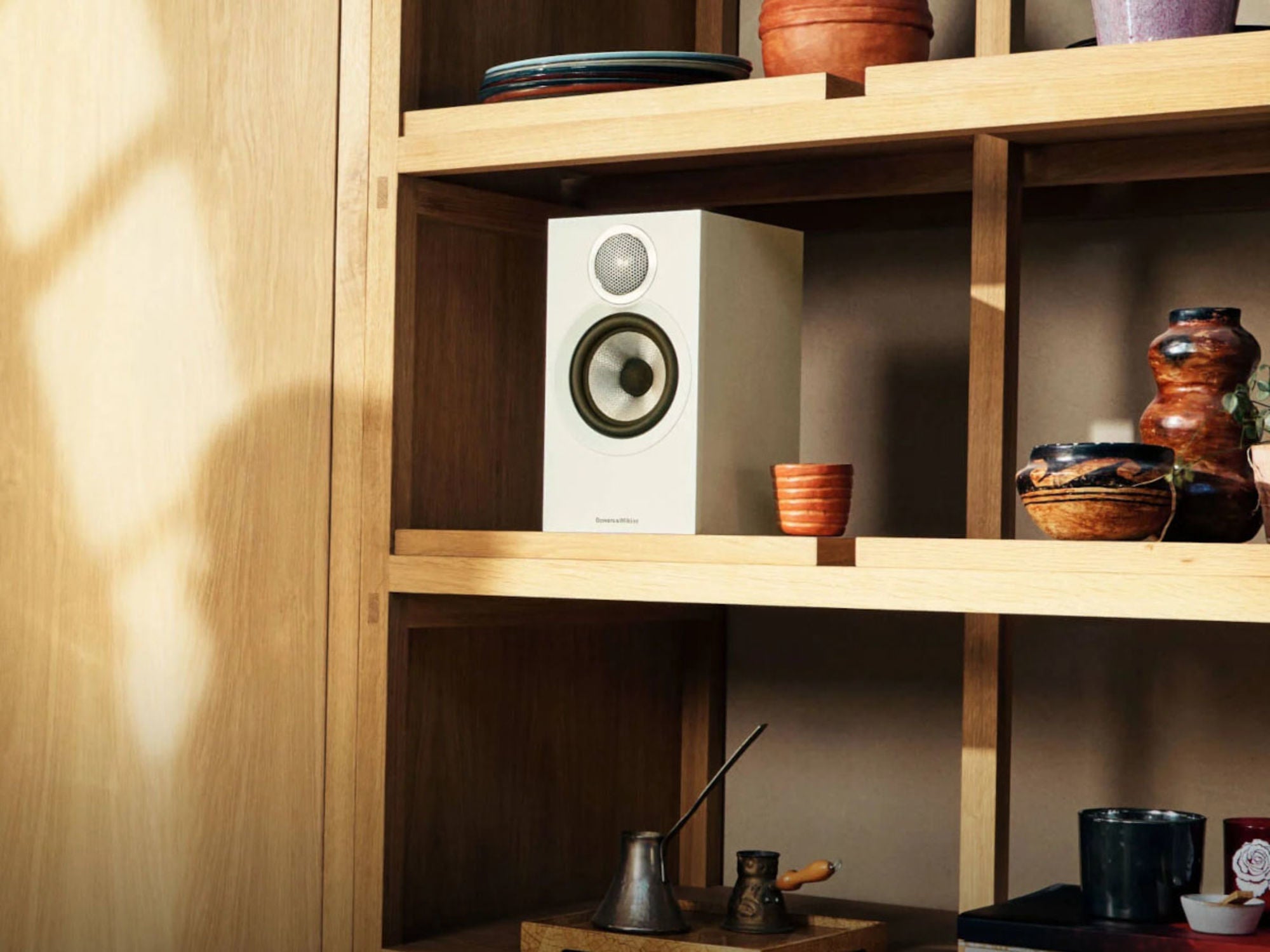 Bowers & Wilkins 607 S3 White lifestyle