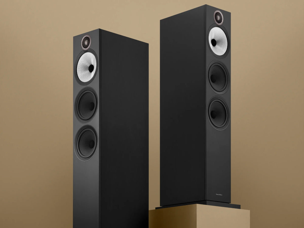 BW 603 S3 Black lifestyle_2