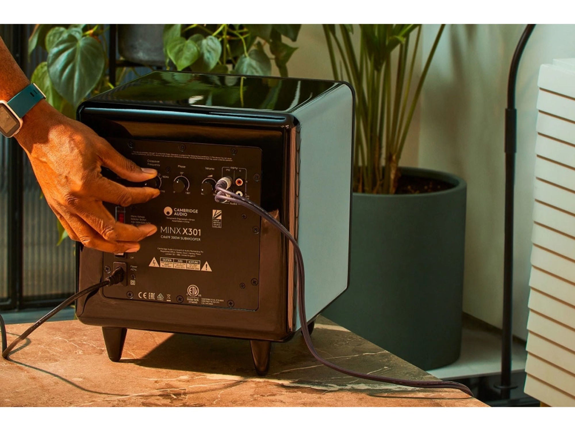 CAMBRIDGE Minx Min X301 Black lifestyle