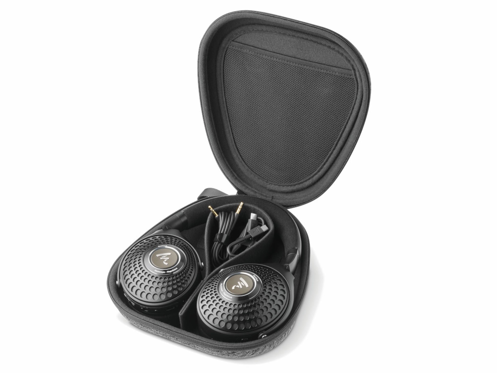 FOCAL Bathys Deep Black dans son etui de transport