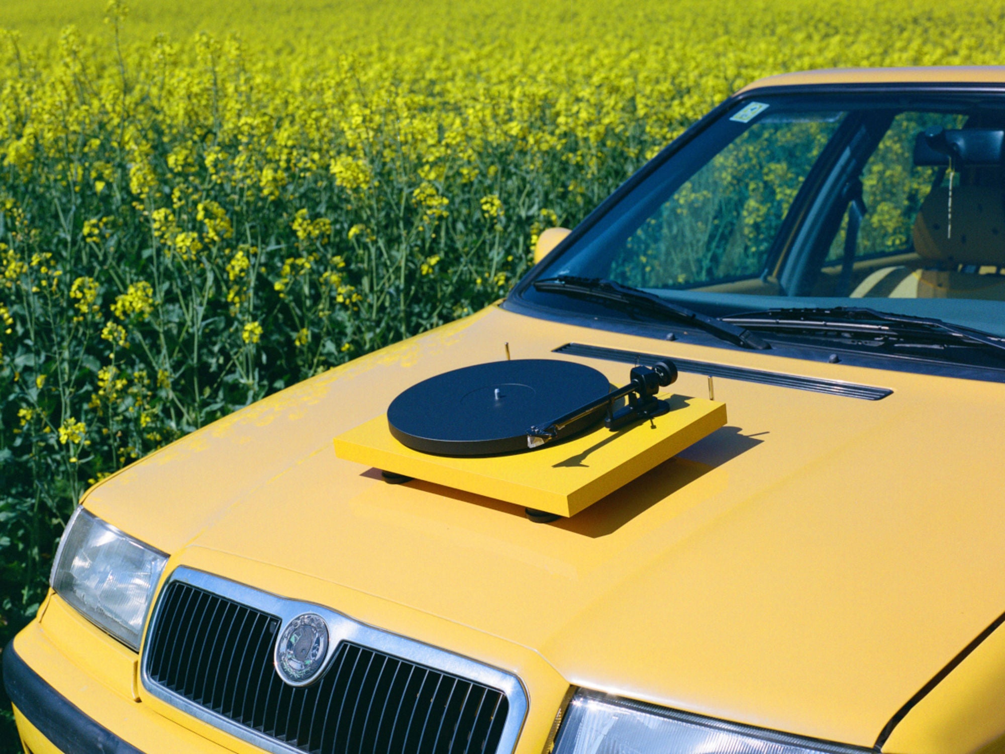 PROJECT DEBUT CARBON EVO 2 Yellow lifestyle