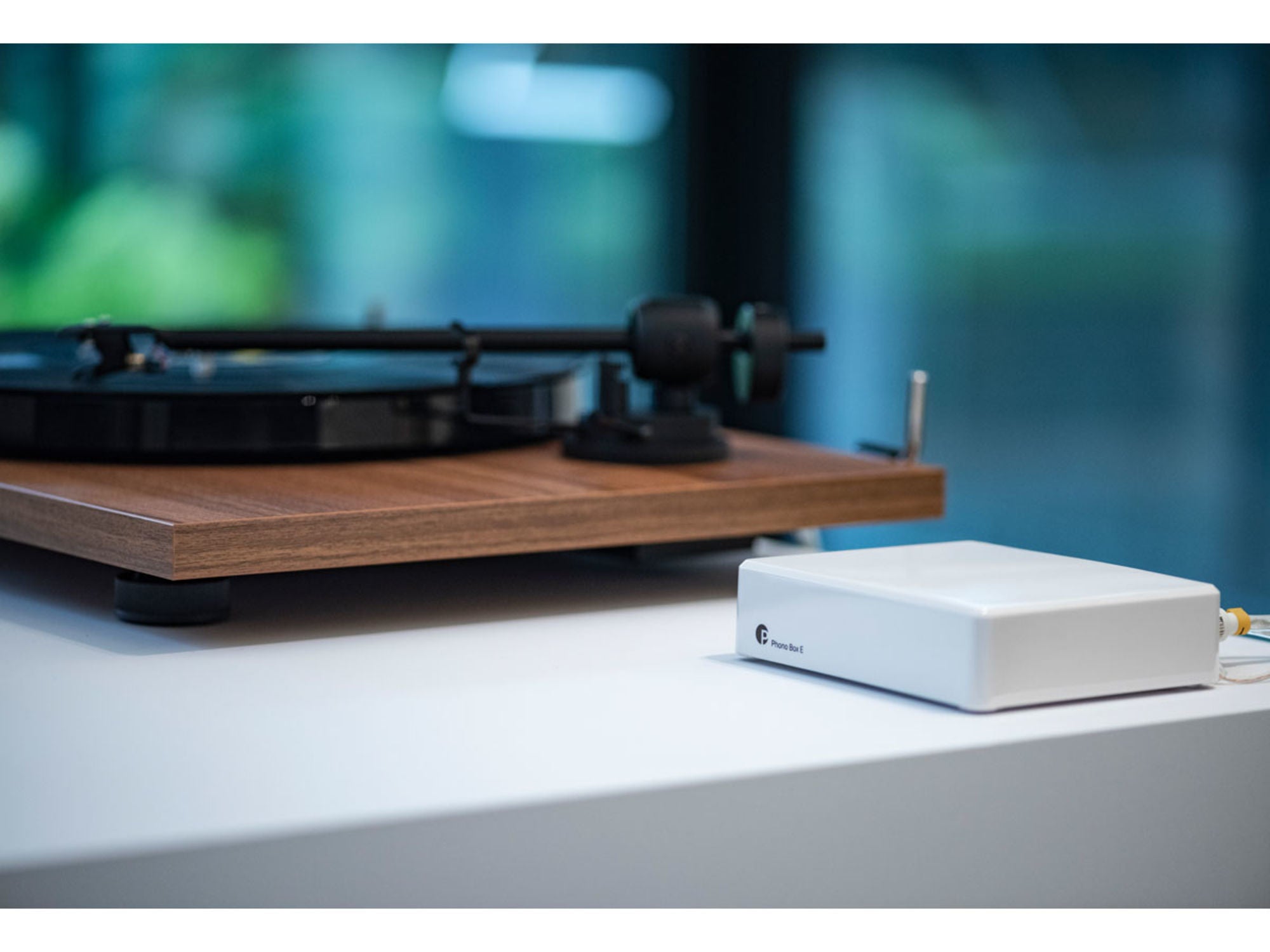 PROJECT Phono Box E White lifestyle