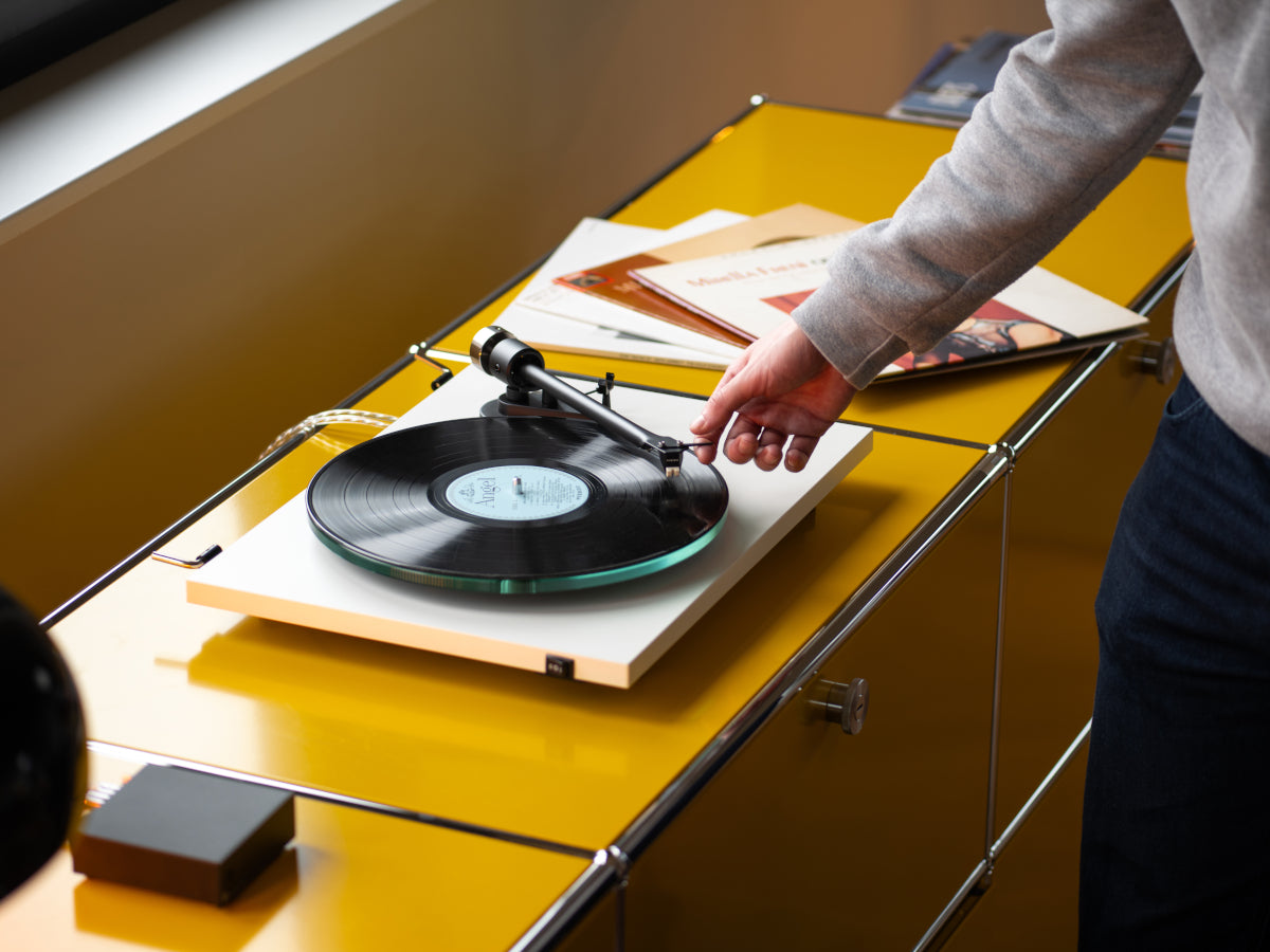 PRO-JECT T2 W (Sumiko Rainier) Satin White