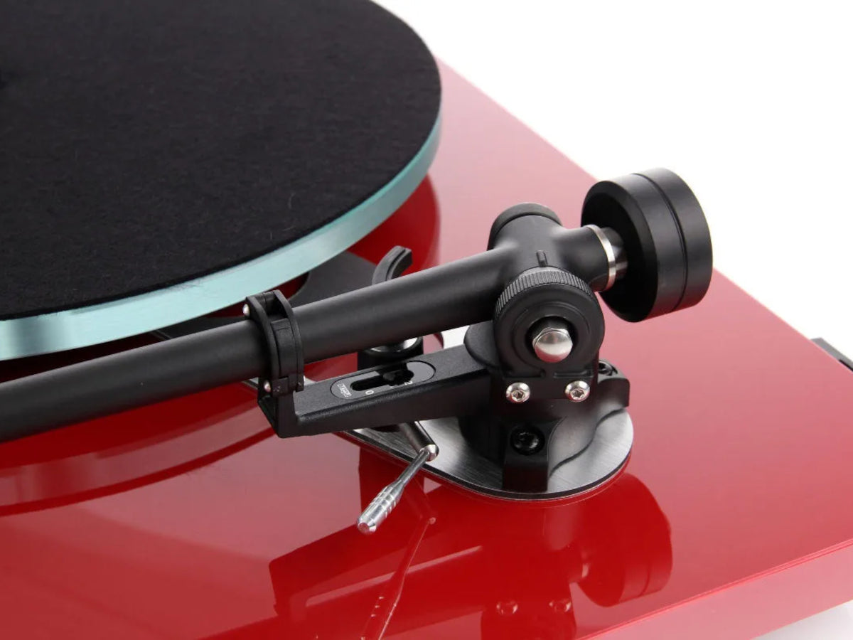 rega planar 3 nd5 rouge brillant detail bras