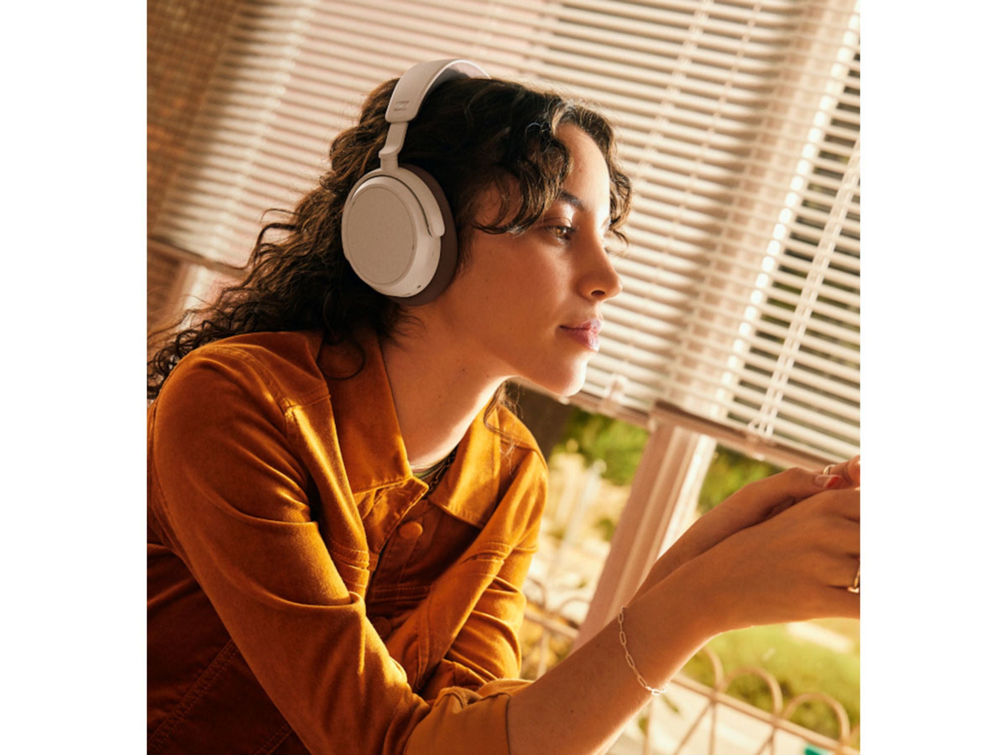 SENNHEISER ACCENTUM Plus Wireless White lifestyle 2