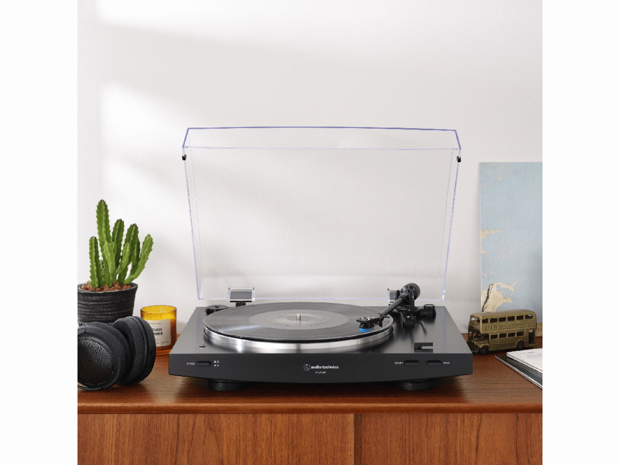 AUDIO TECHNICA AT-LP3XBT Black lifestyle