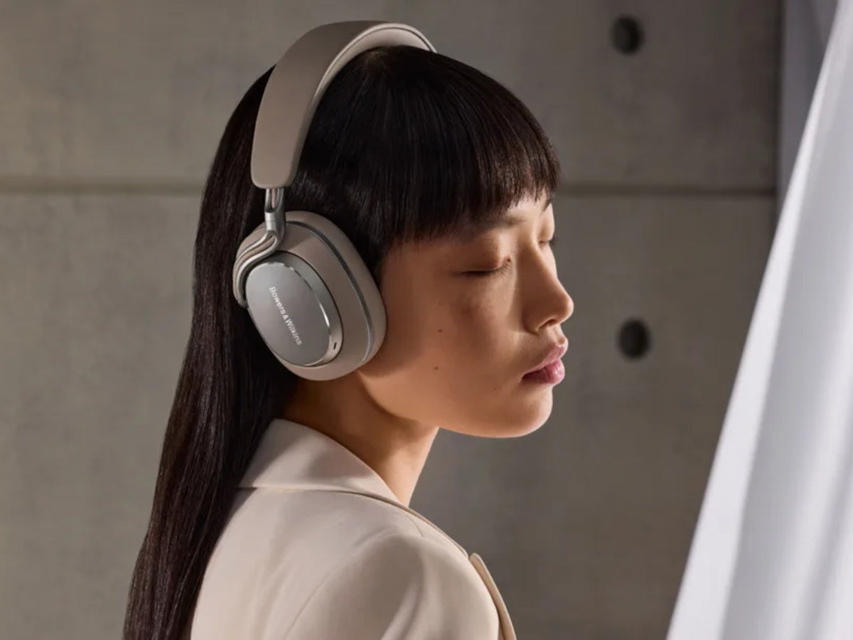 Bowers & Wilkins PX8 S2 Beige lifestyle 2