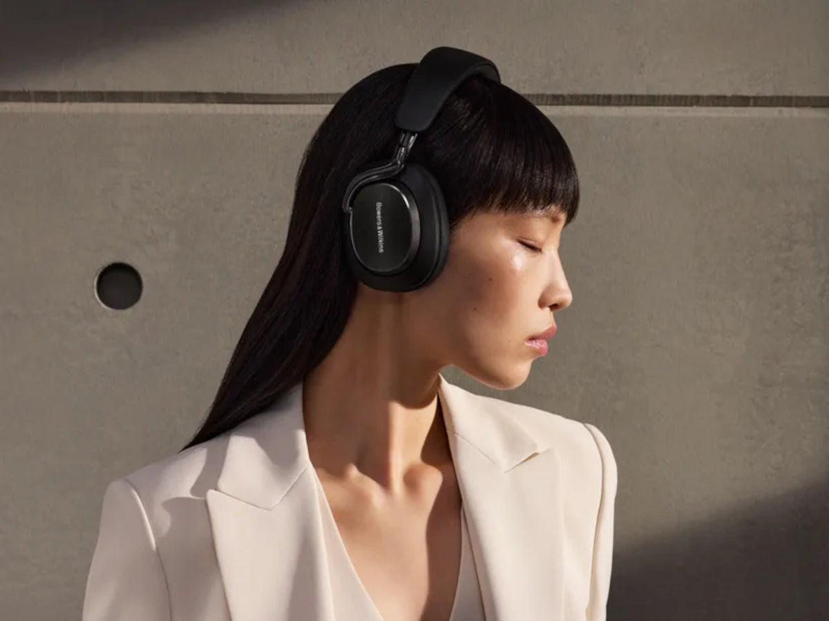 Bowers & Wilkins PX8 S2 Black lifestyle 2