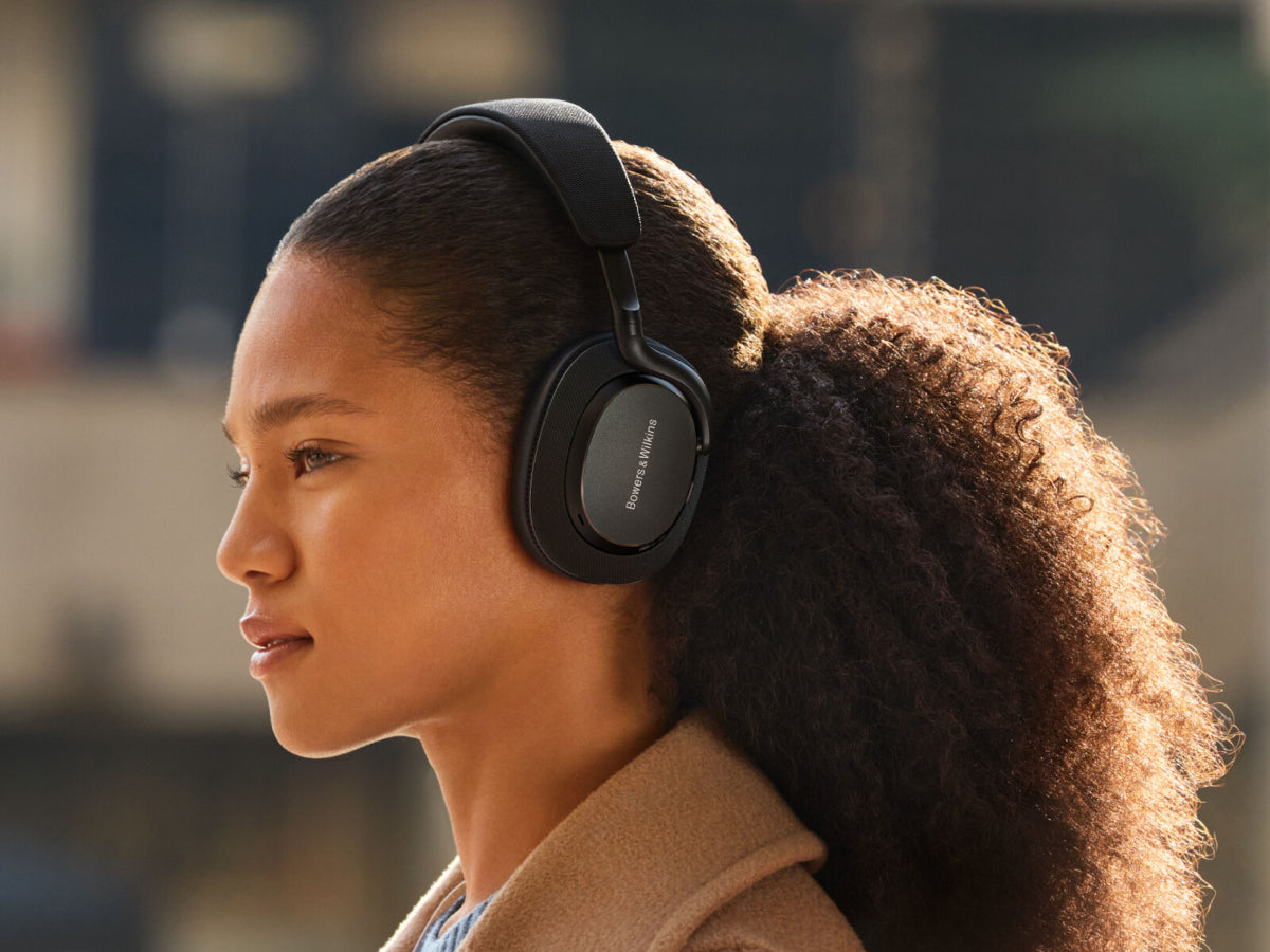 Bowers-Wilkins PX7 S3 Anthracite Black  lifestyle 2