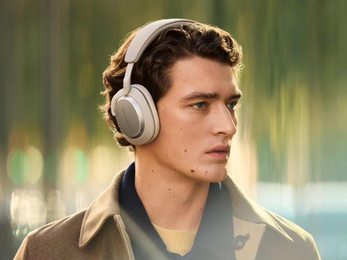 Bowers-Wilkins PX7 S3 Canvas White lifestyle 2