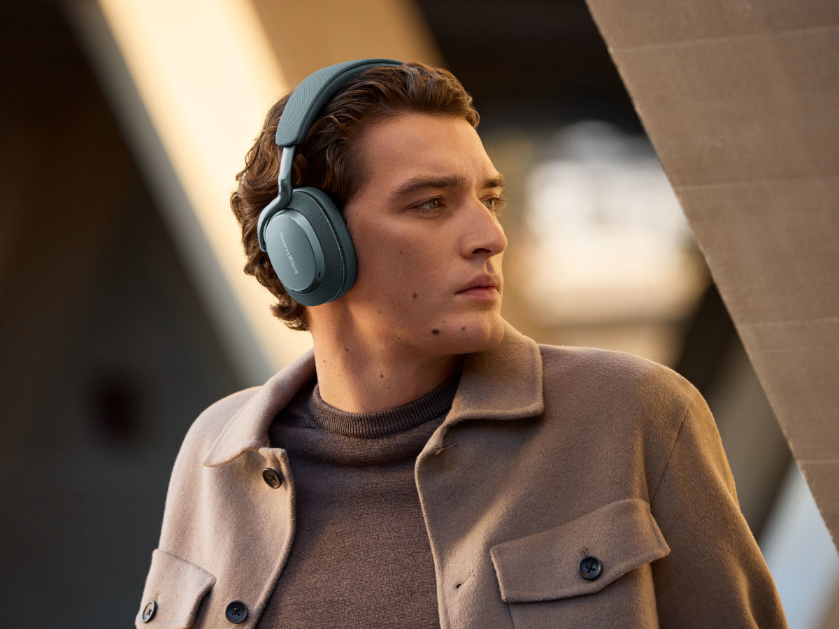 Bowers-Wilkins PX7 S3 Frost Blue lifestyle 2