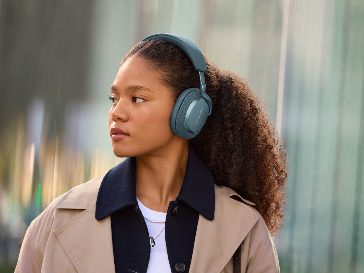 Bowers-Wilkins PX7 S3 Frost Blue lifestyle