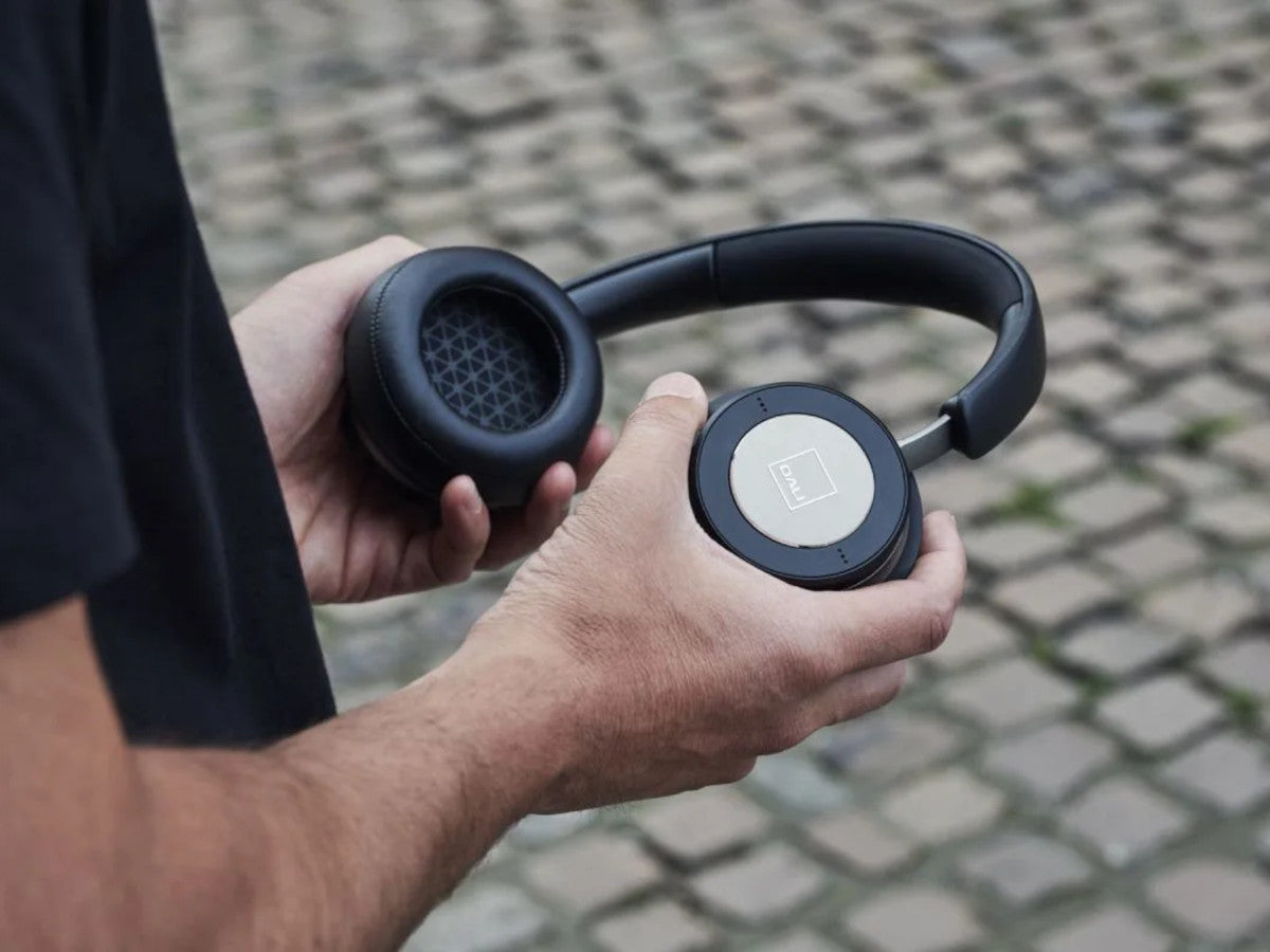 Dali IO-6 Black lifestyle