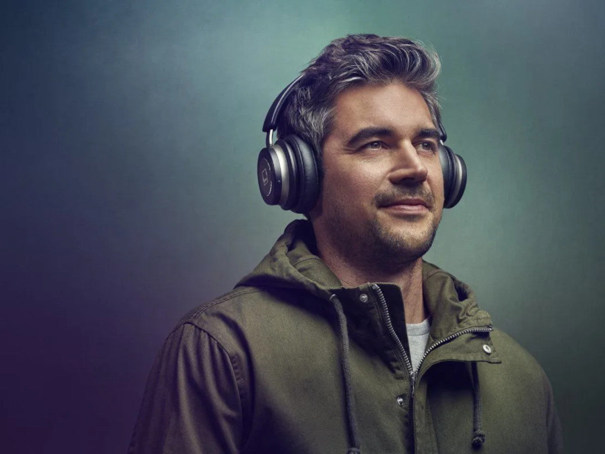 Dali IO-6 Black lifestyle 3