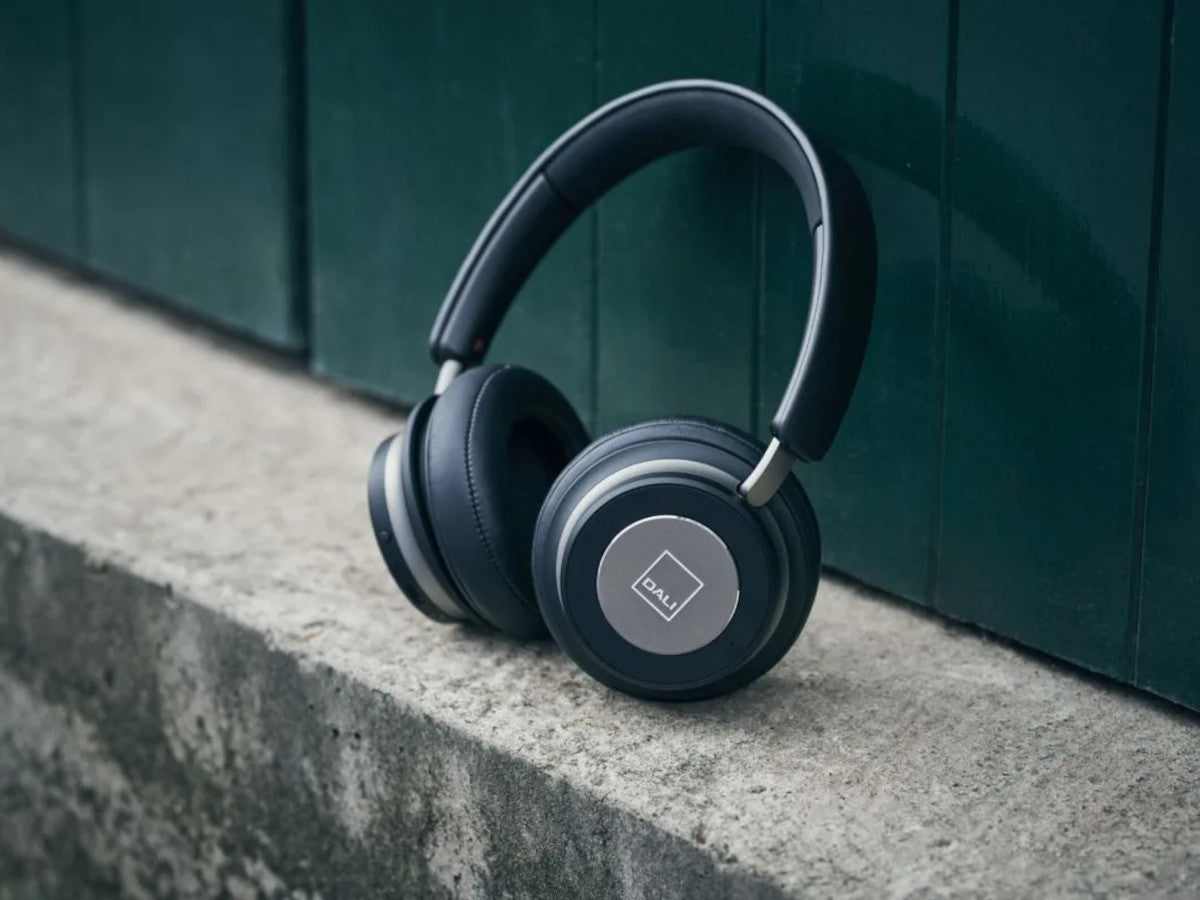 Dali IO-6 Black lifestyle 2