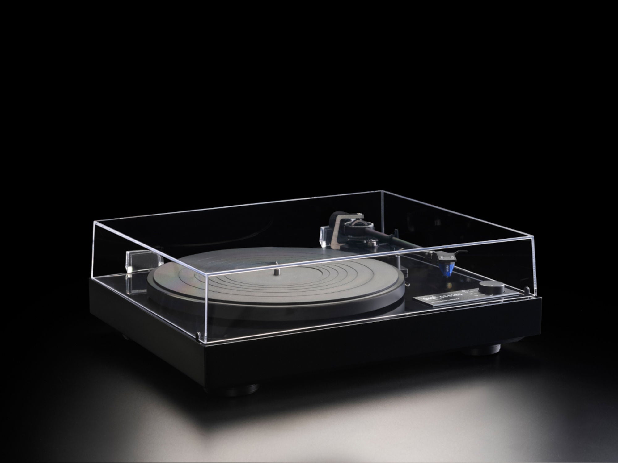 DUAL CS 618 Q Black lifestyle