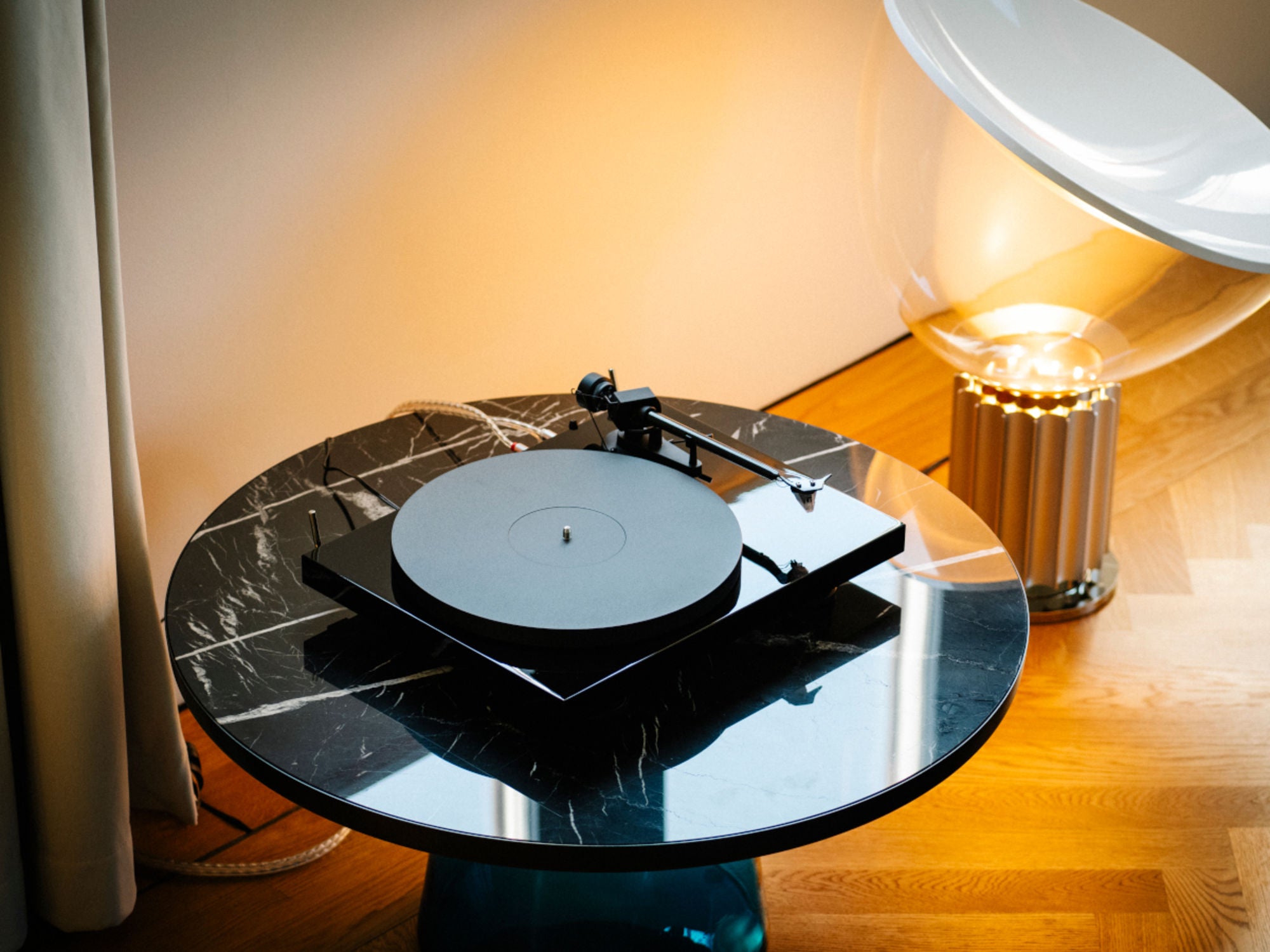 PROJECT DEBUT CARBON EVO 2 Noir Laqué lifestyle