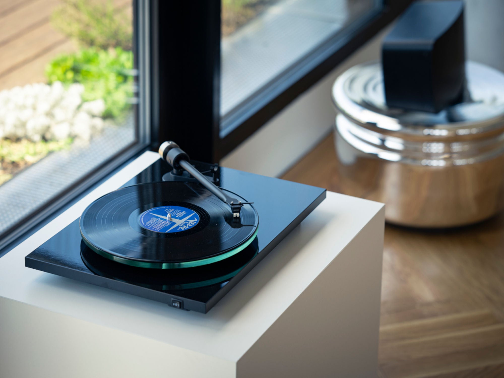 PROJECT T2 Super Phono Noir Laqué lifestyle