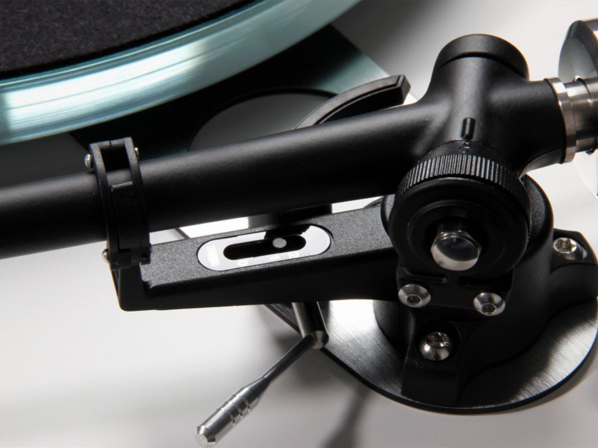Rega Planar 6 neo psu MKII noir detail bras