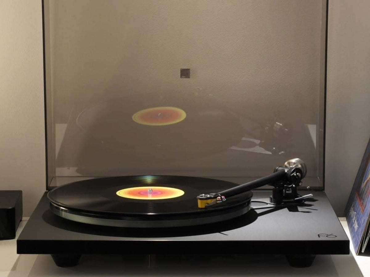 Rega Planar 6 neo psu MKII noir lifestye