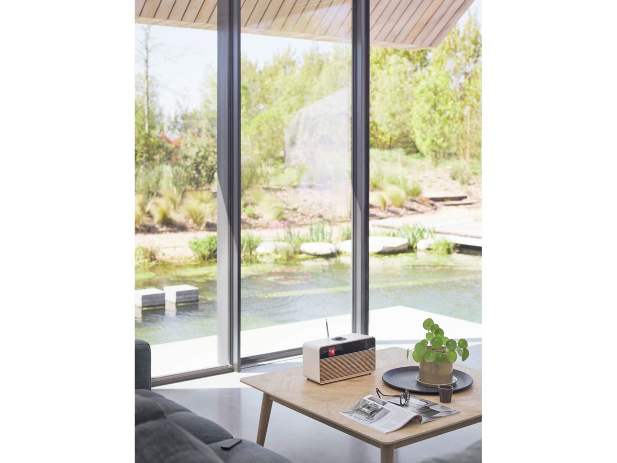 RUARK AUDIO R2 MK4 Crème lifestyle