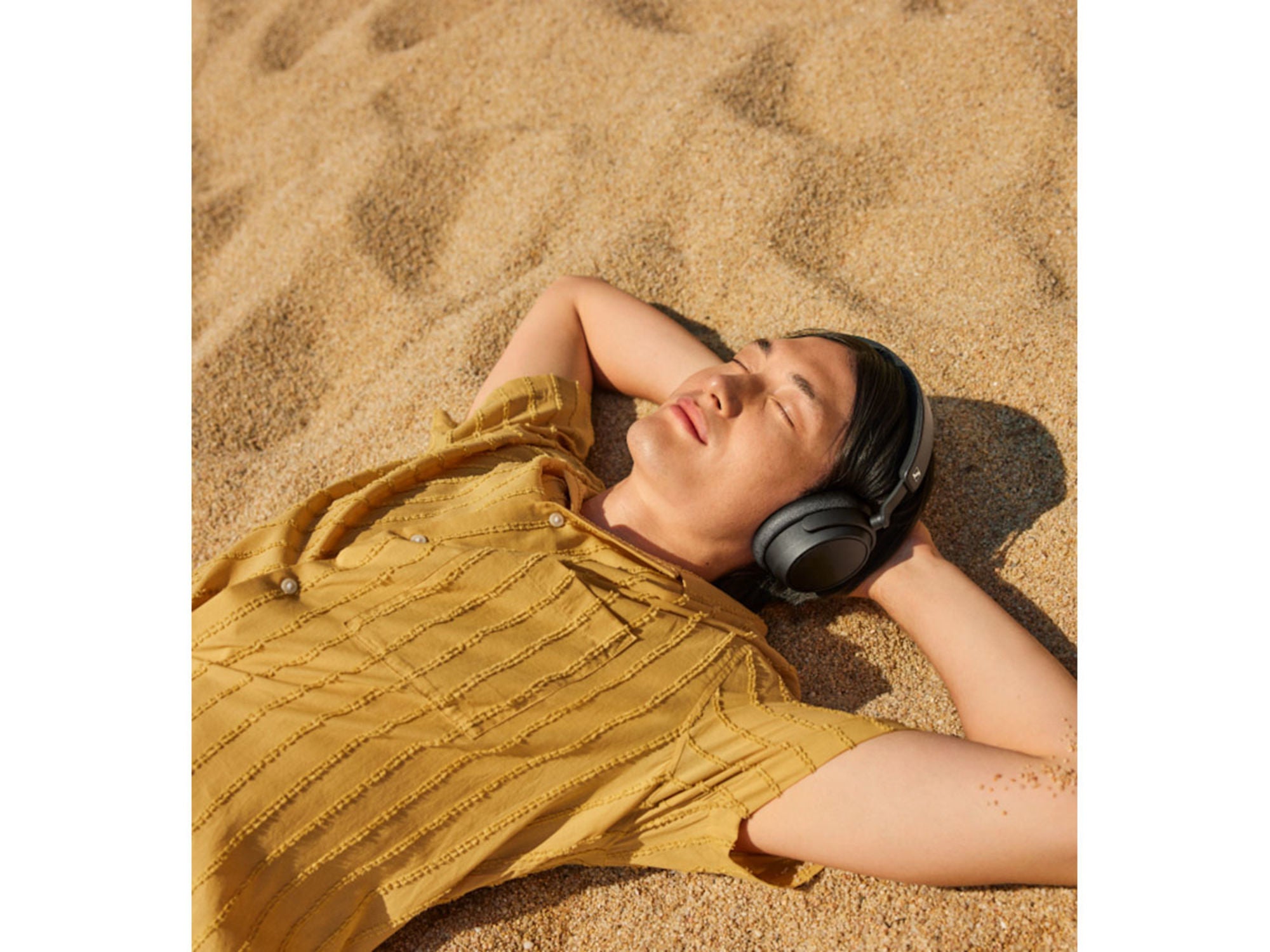 SENNHEISER ACCENTUM Plus Wireless Black lifestyle