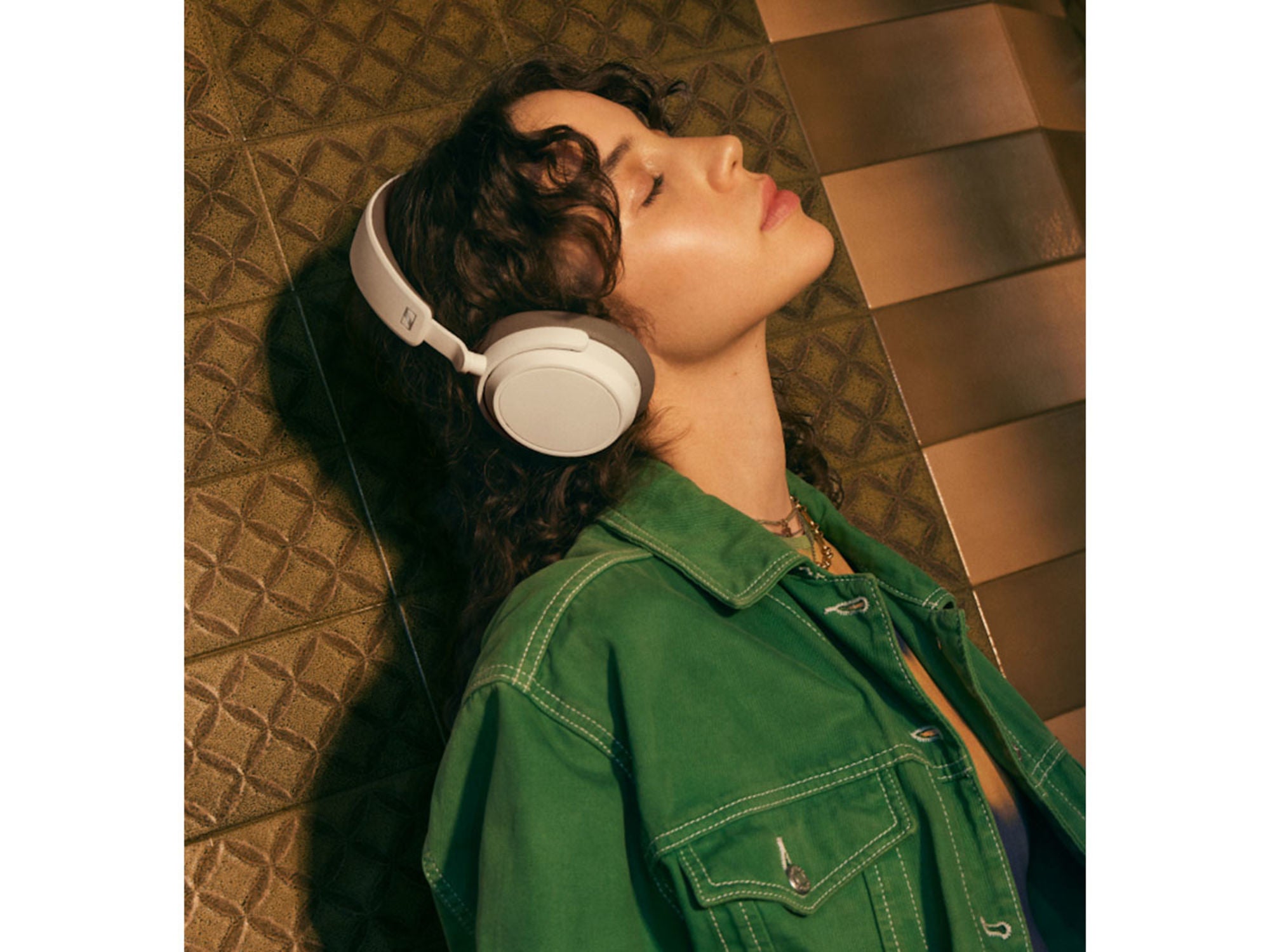 SENNHEISER ACCENTUM Plus Wireless White lifestyle