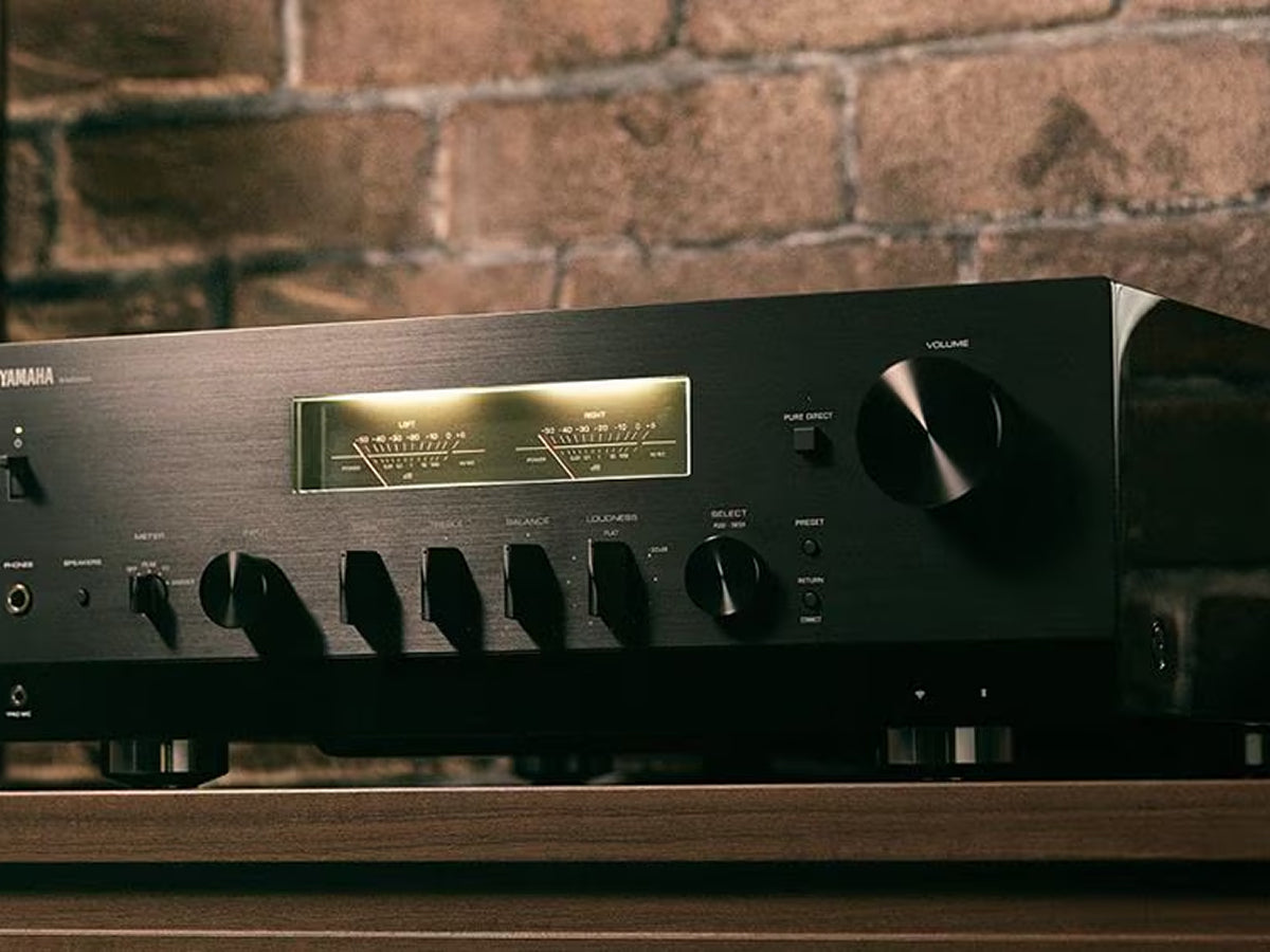 YAMAHA MusicCast R-N2000A Black lifestyle_2