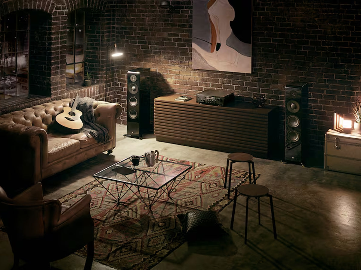 YAMAHA MusicCast R-N2000A Black lifestyle